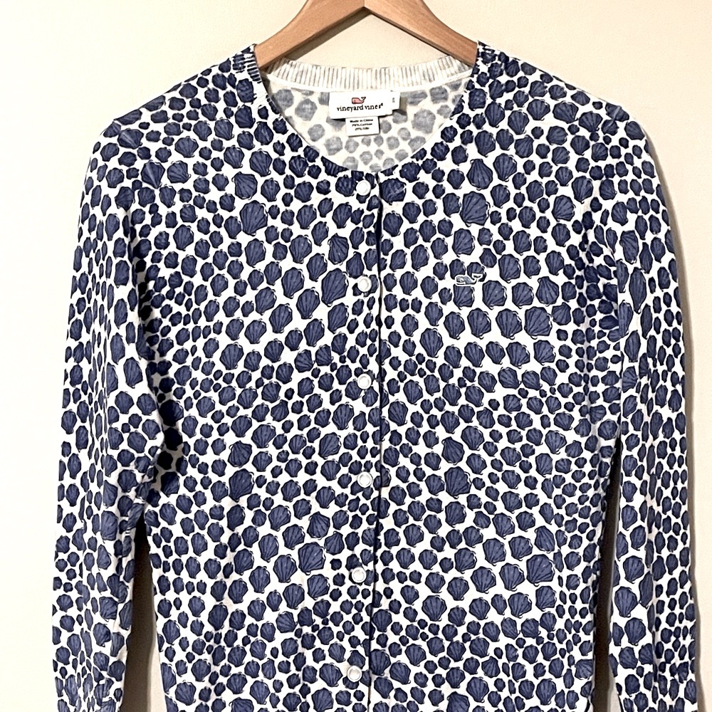 Vineyard  Vines cardigan sweater seashell pattern size XS.